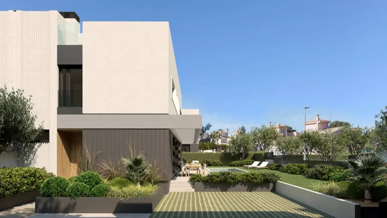 Zeitlose Eleganz: Moderne Neubau-Villa mit Garten, Pool und Meerblick