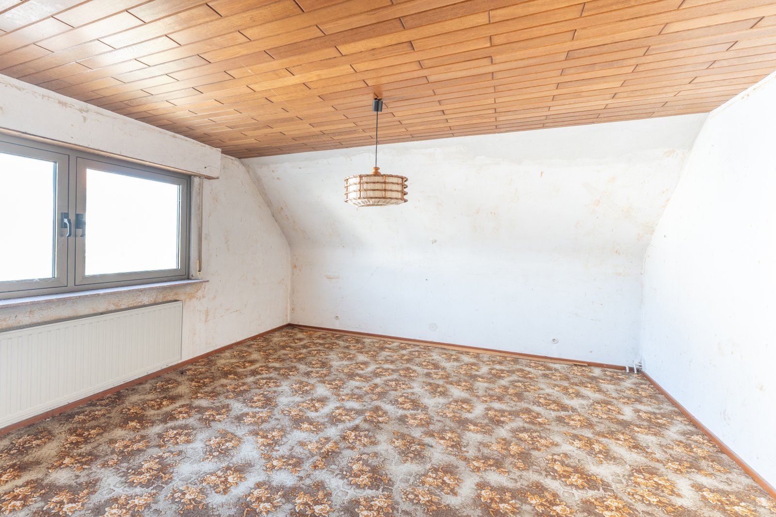 freistehendes Einfamilienhaus - renovierungsbedürftig